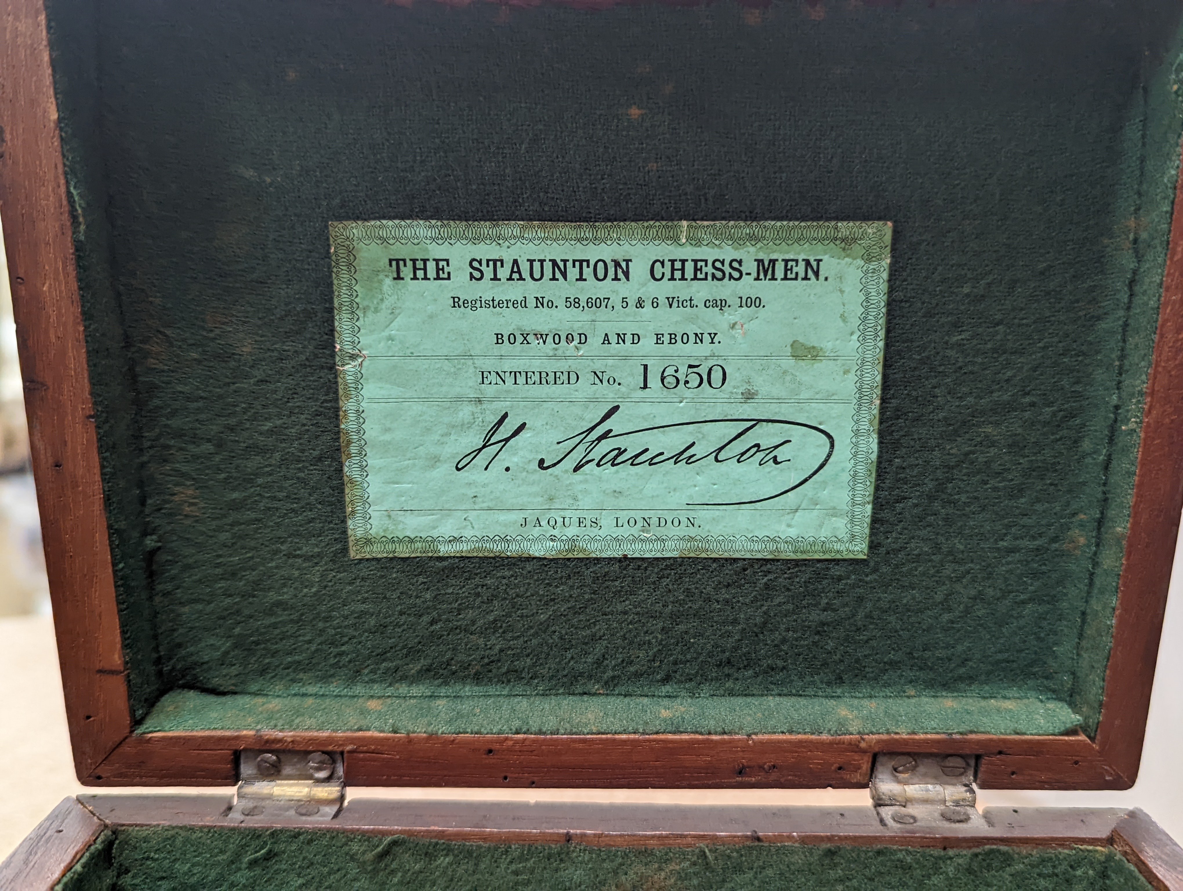 A boxed Jaques Staunton boxwood and ebony chess set, White king stamped Jaques London, 8.5cm high